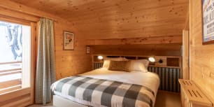 En suite bedroom with Mountain views, Chalet Les Loups